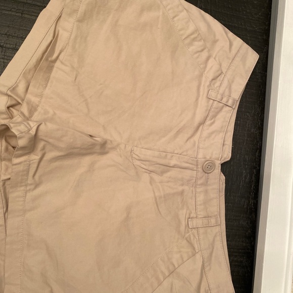 Kaki Columbia shorts size 6. Great condition like New. - Picture 4 of 5